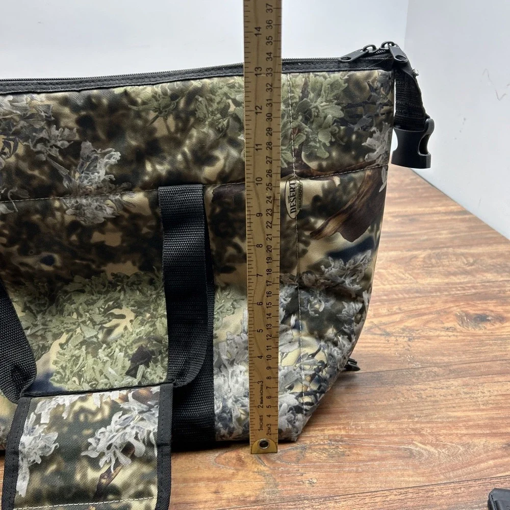 Buc-ees Texas Travel Cooler Bag 24‎ CANS Buc ees Embroidered On Camo Canvas